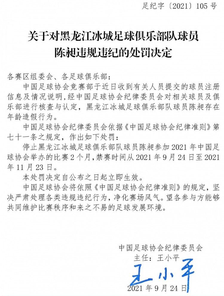 故事产生在十九世纪的圣彼得，安娜（葛丽泰·嘉宝 Greta Garbo 饰）嫁给了具有显赫出身的丈夫卡列宁（巴兹尔·雷斯伯恩 Basil Rathbone 饰），虽然过着金衣玉食的糊口，但安娜和丈夫之间并没有恋爱，一颗巴望津润的心灵在日复一日的困窘糊口中逐步走向枯萎。以后，安娜碰见了名为沃伦斯基（弗雷德里克·马奇 Fredric March 饰）的漂亮军官，沃伦斯基的存在点燃了安娜心中的火焰，她熊熊的燃烧着，不屈不挠地投身于这段为世间伦理所不容的爱情当中。卡列宁强烈的训斥了安娜的不忠，英勇追寻心里感情的安娜分开了丈夫，投向了沃伦斯基的怀抱，让安娜没有想到的是，她和沃伦斯基的幸福糊口只保持了极其短暂的一段时候，当沃伦斯基将他的虚假和自私表露无遗之时，失望的安娜亦来到了生命的绝顶。